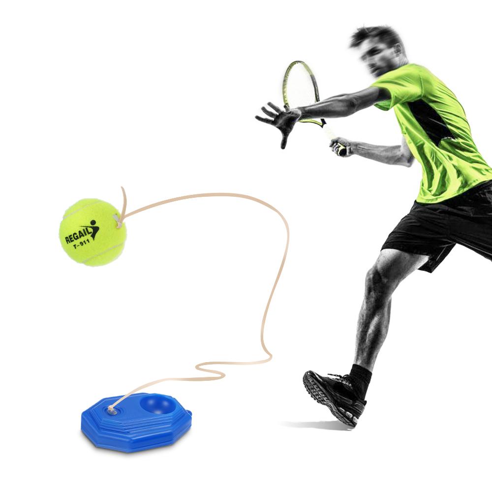 Bộ dụng cụ tập luyện tennis bao gồm một bảng đế và một quả bóng tennis có dây đàn hồi
