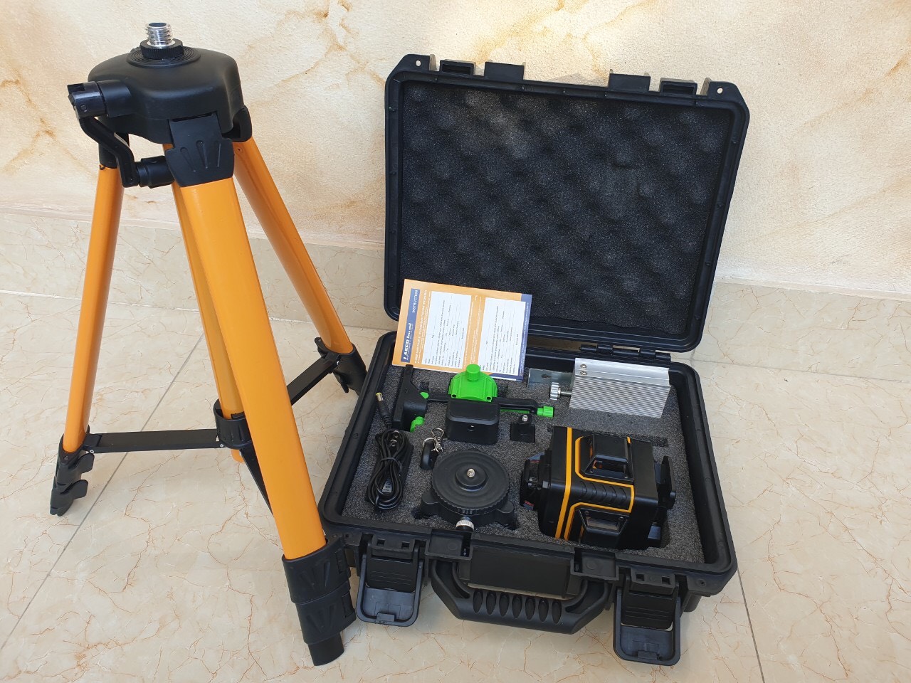 Máy cân mực lazer 16 tia xanh 3D - 360 độ,có điều khiển từ xa, tặng kèm chân máy 1,2m và giá treo, phục vụ trong xây dựng, lắp đặt, trang trí nhà cửa
