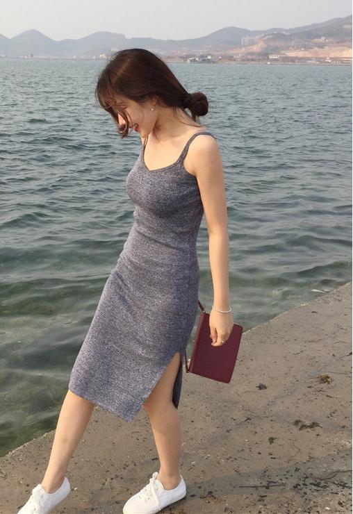 Váy Ngắn Hai Dây Xẻ Bên