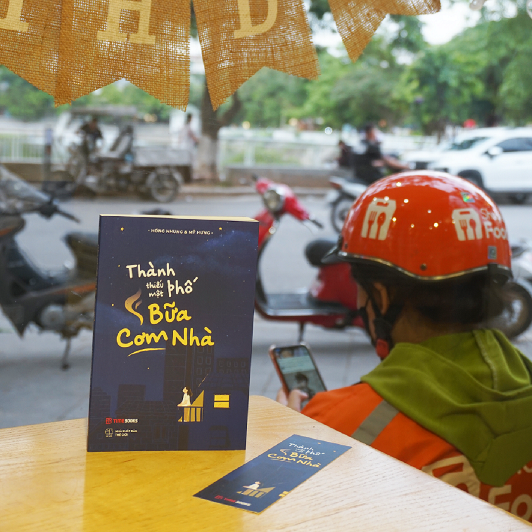 Sách Thành Phố Thiếu Một Bữa Cơm Nhà - Hồng Nhung &amp; Mỹ Hưng