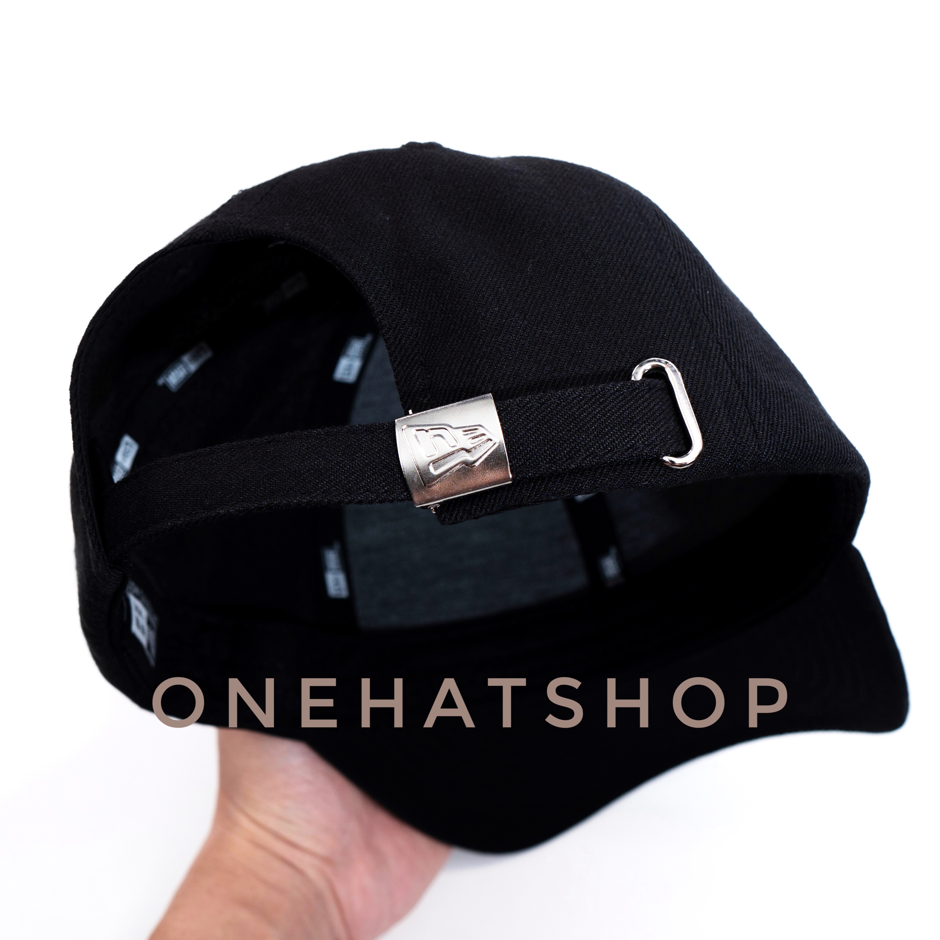 Nón lưỡi trai trơn đen Baseball cap phiên bản có tem - quai nút khoá dập logo - vải chất lượng cao