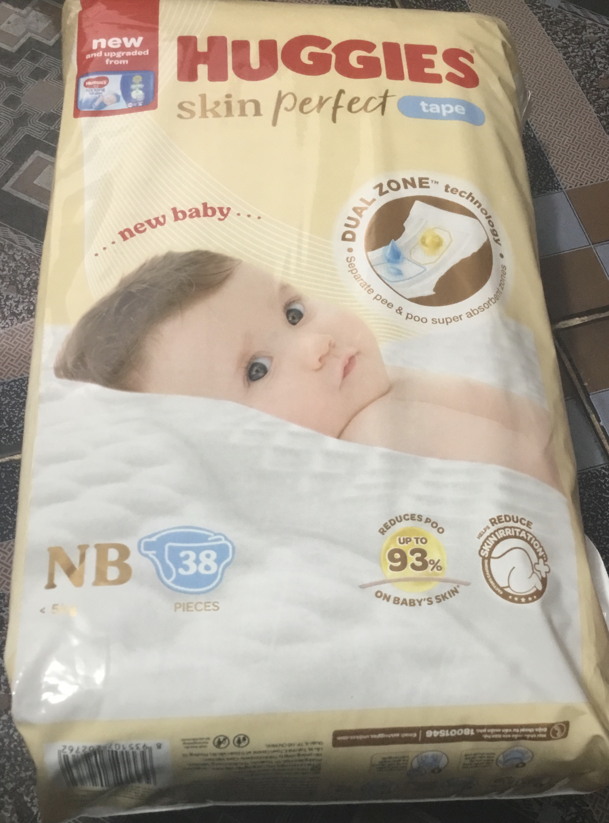 Tã dán sơ sinh Huggies NB38 miếng Skin Perfect ( Cho bé dưới 5 kg)-Mẫu mới Của Huggies NB40 - HSD luôn mới