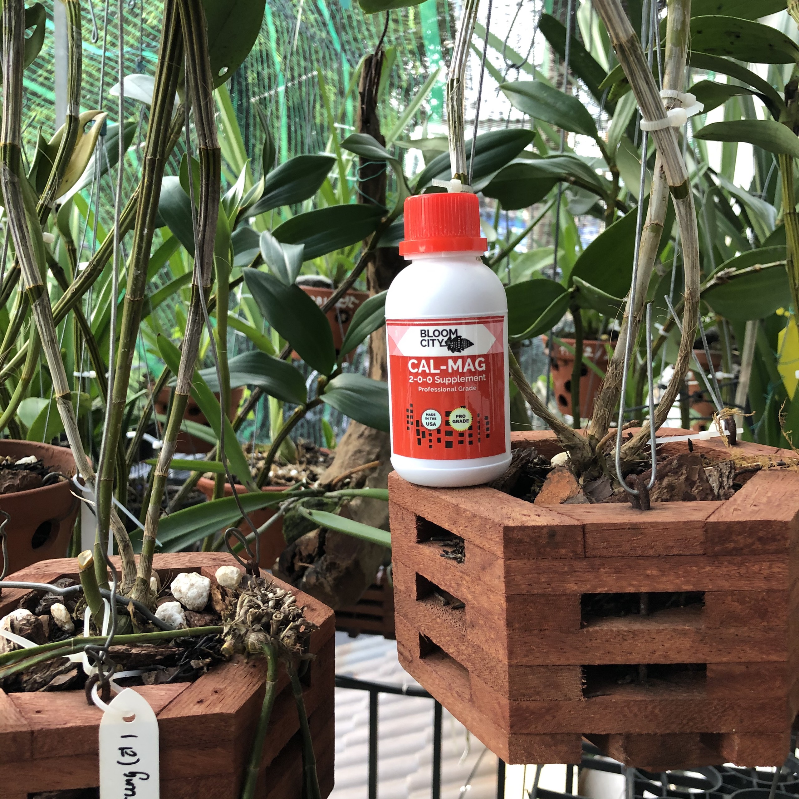 Phân bón hữu cơ trung vi lượng CAL - MAG 2-0-0