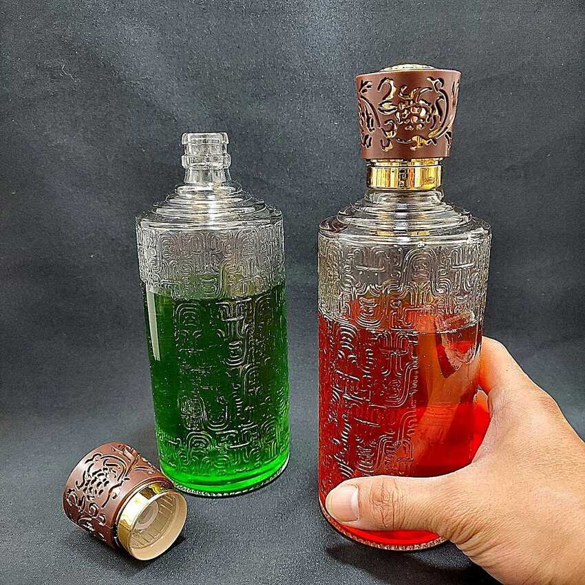 Bình Đựng Ruou Thủy Tinh 700ML cao cấp hoa văn nổi mẫu trụ tròn – nắp nhựa vàng xen nâu – Vỏ Chai Đựng Rượu – Vỏ Chai Rượu Đẹp sang trọng