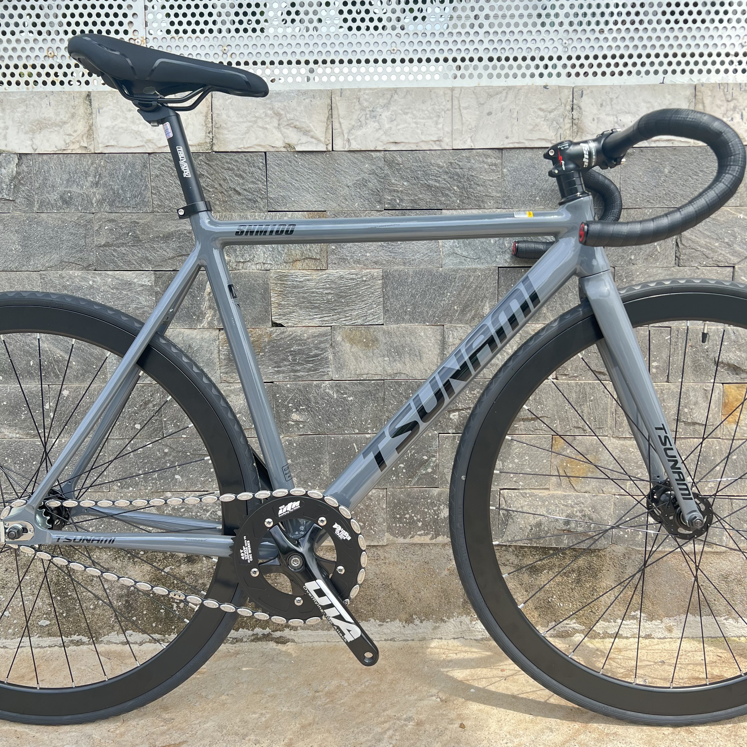 Xe đạp fixed gear TSUNAMI SNM100 nâng cao - Xám xi măng