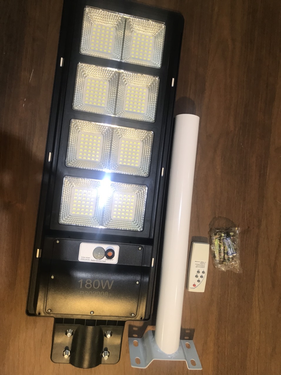 Đèn Năng Lượng Mặt Trời Liền Thể 240w,360w,500w có tay đèn + bass. NLMT 500W &amp; đèn Cảm Biến