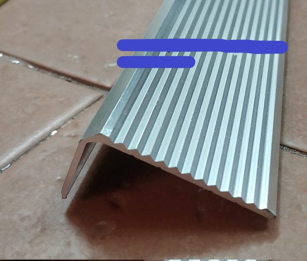 Nẹp nhôm L40 gân, Nẹp nhôm L45 gân dày 1li chống trơn, mặt gân, nẹp chống trơn L, Nẹp L, nẹp chống trơn trượt cho bậc thang, tam cấp thanh dài 2m7