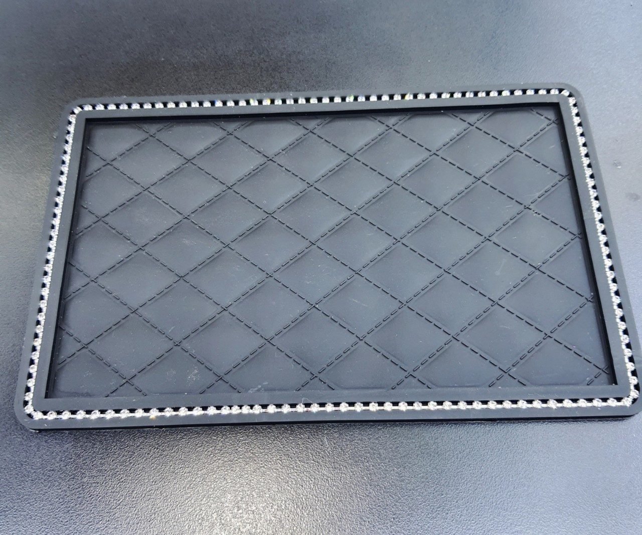 Thảm lót silicon lông vũ chống trượt, trang trí taplo ô tô, xe hơi - Hàng Kpro chất lượng cao