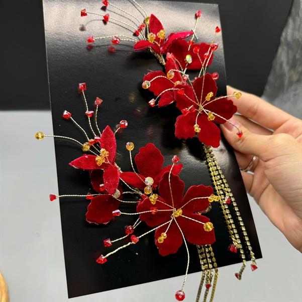 Cài tóc cô dâu hoa nhung đỏ đính dây đá tua rua mẫu mới