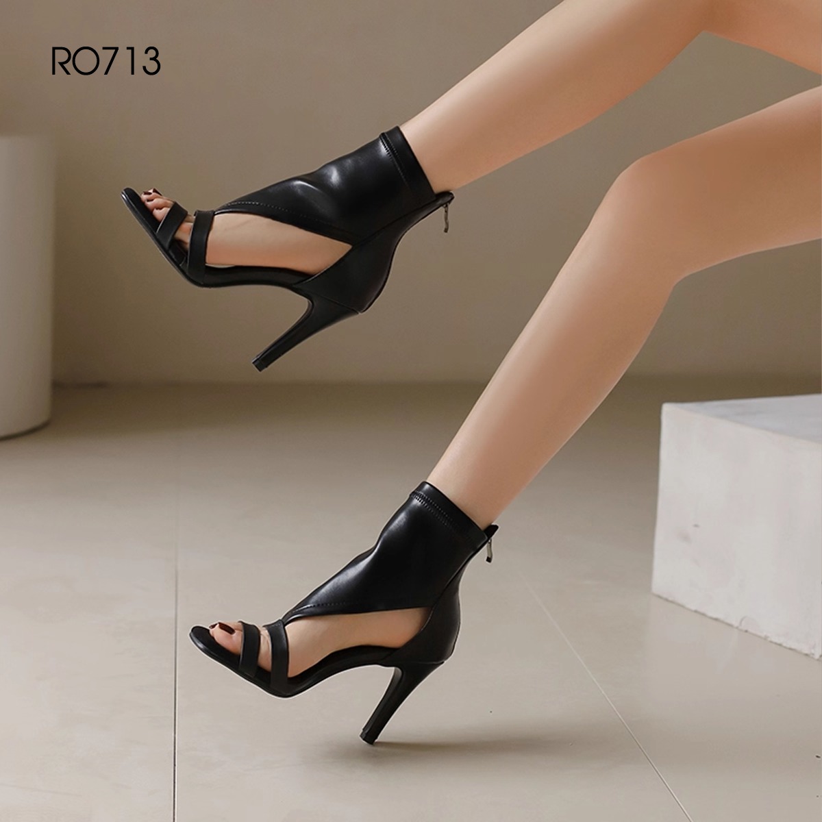 Sandal nữ cổ cao khóa kéo sau, gót nhọn ROSATA RO713 -9p- Đen - BKSTORE