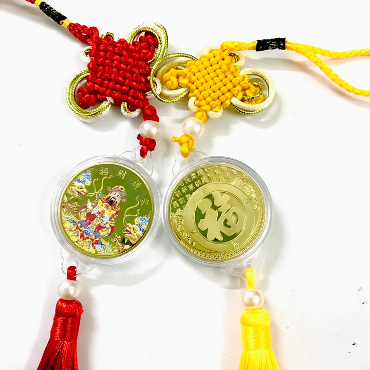 Dây treo xu Thần Tài in màu, dùng để treo trong nhà, trên xe oto, dây treo xu màu đỏ hoặc vàng, giao màu ngẫu nhiên, giúp mang lại may mắn, tài lộc, thịnh vượng - TMT Collection - SP005201