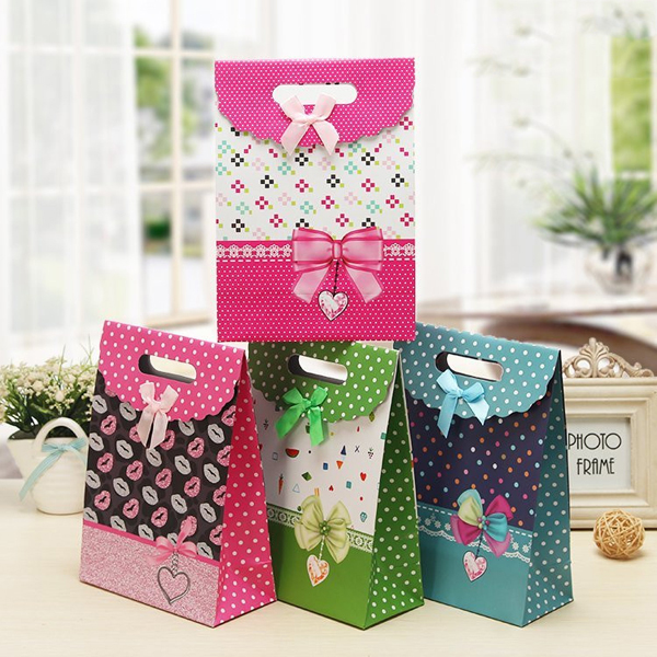 Bộ 4 túi quà loại trung khổ 19x27 cm