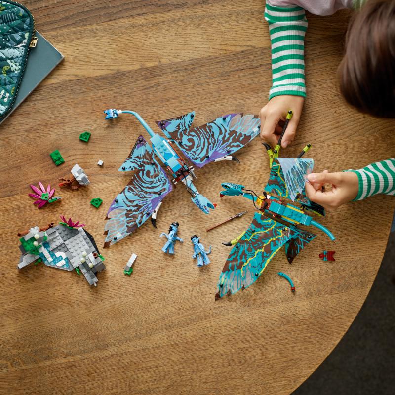 Đồ Chơi LEGO AVATAR Chuyến Bay Rồng Banshee Đầu Tiên Của Jake & Neytiri 75572
