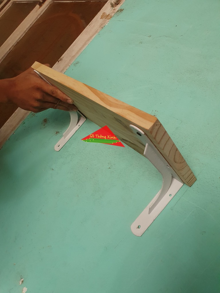Cặp giá đỡ kệ gỗ dài 20cm bằng sắt đã sơn màu trắng rất chắc chắn, làm kệ chịu lực tốt trên 30kg