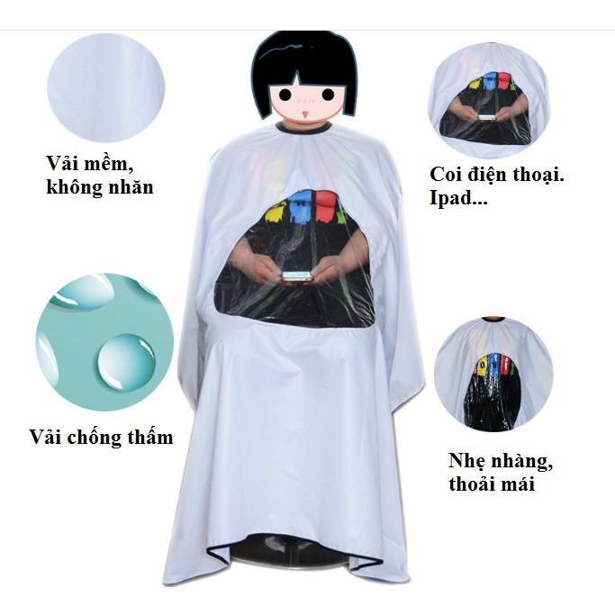Áo choàng cắt tóc xem điện thoại