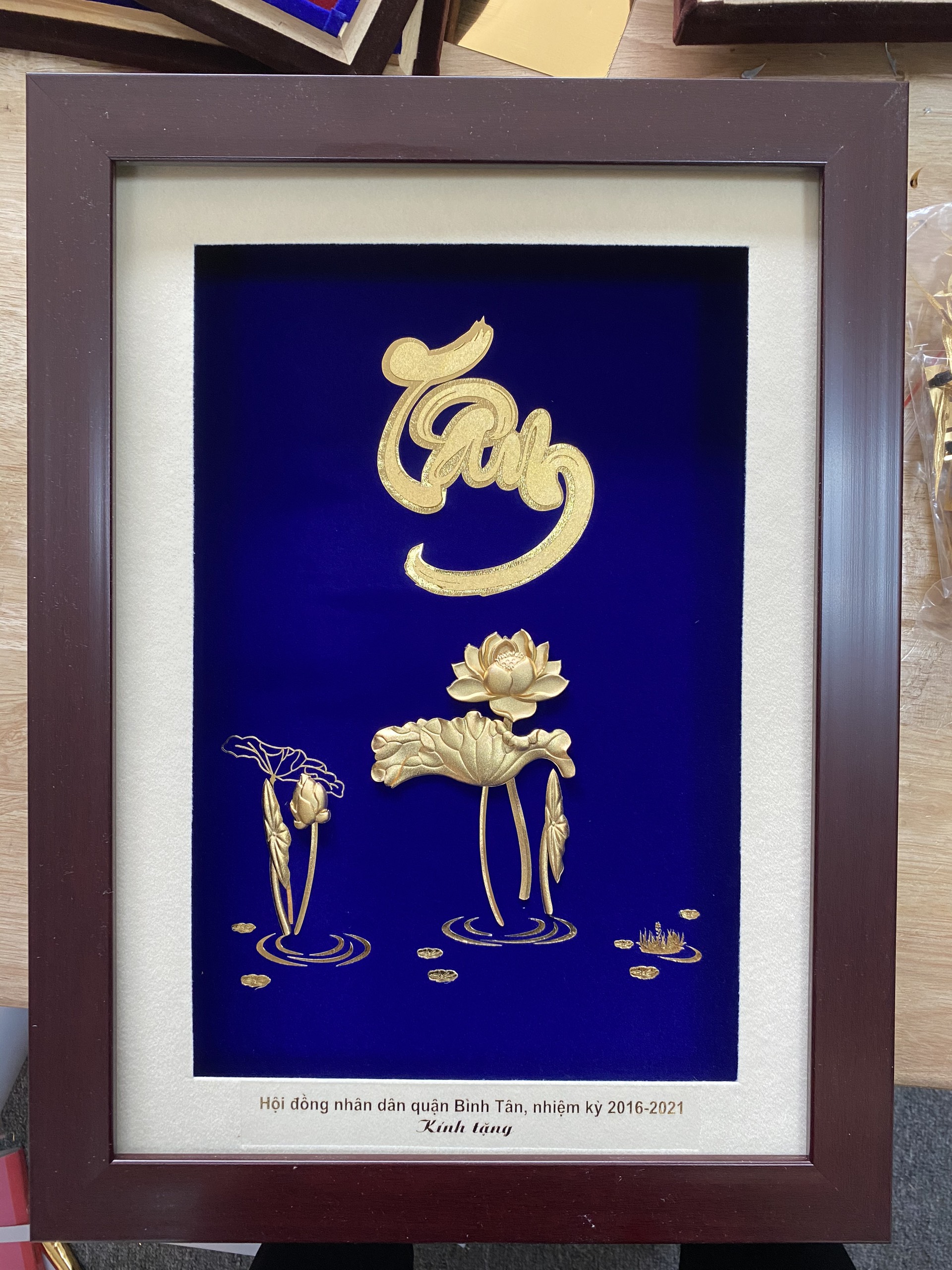Tranh Hoa Sen chữ Tâm Dát Vàng 24K (26x35cm) MT Gold Art- Hàng chính hãng, trang trí nhà cửa, quà tặng dành cho sếp, đối tác, khách hàng, sự kiện.