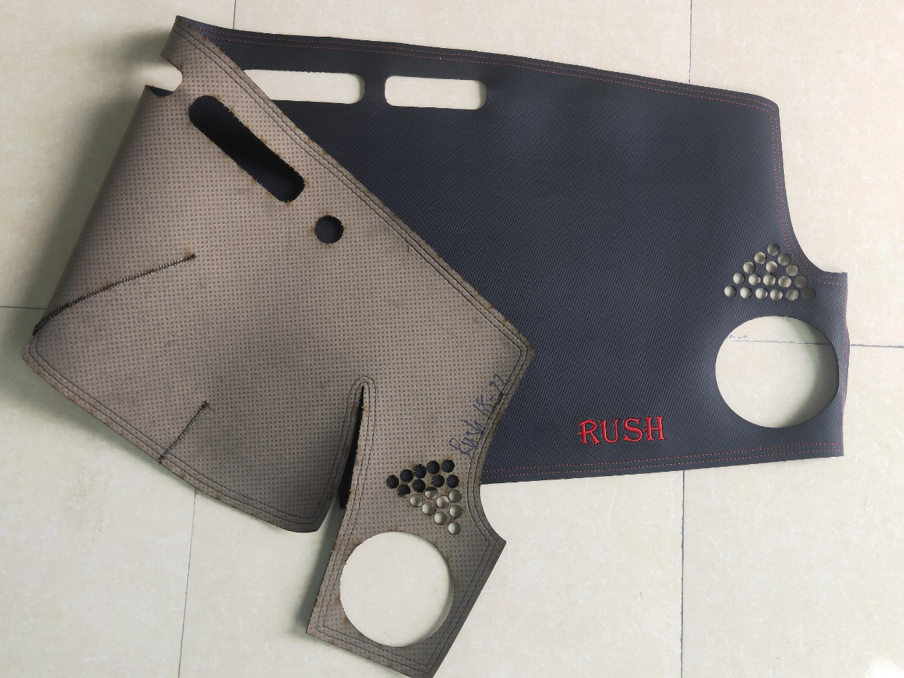 Thảm Taplo Xe Toyota RUSH 2018-2022 loại da dày cao cấp 3 lớp chống trượt Da Carbon đen