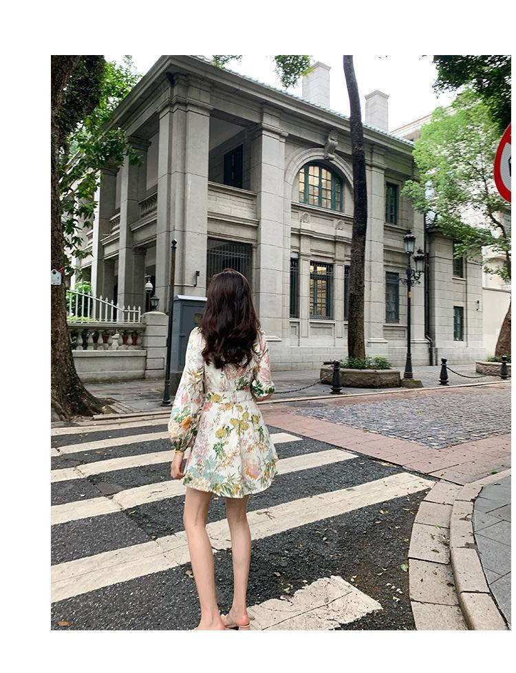 TOBE1SHOP 2023 Xuân/Hè Jumpsuit Nữ dài tay áo Hàn Quốc V cổ đèn lồng tay áo đầm in váy cao eo rộng chân quần