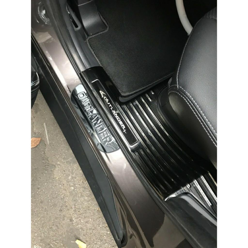 Ốp bậc cửa Xe Mitsu Outlander 2018 2019 2020 mẫu Titan - 8 chi tiết
