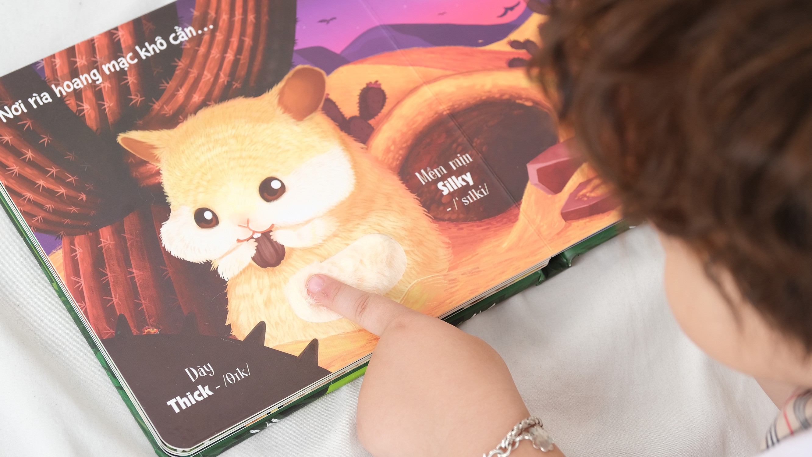 Sách Sờ Chạm Khám Phá Đinh Tị - Thế giới động vật - Touch and Feel Book