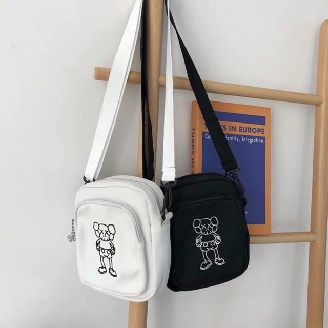 Túi mini đeo chéo Kaws