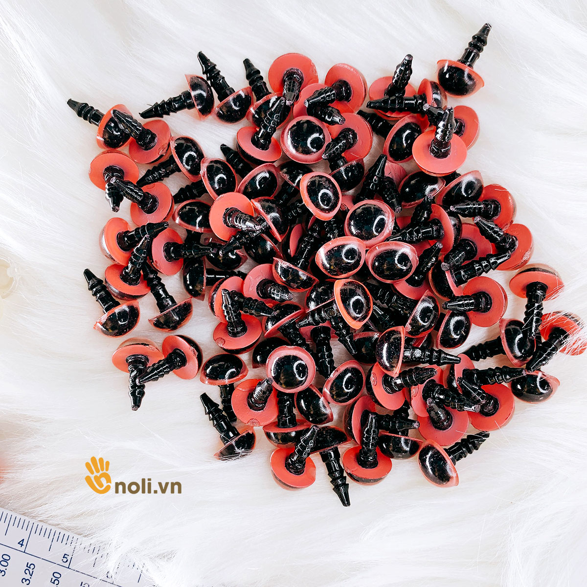 Mắt thú màu đỏ