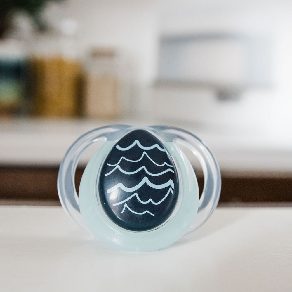 Ty ngậm dạ quang cho bé Tommee Tippee Night Time 0-6 tháng - Cá Voi