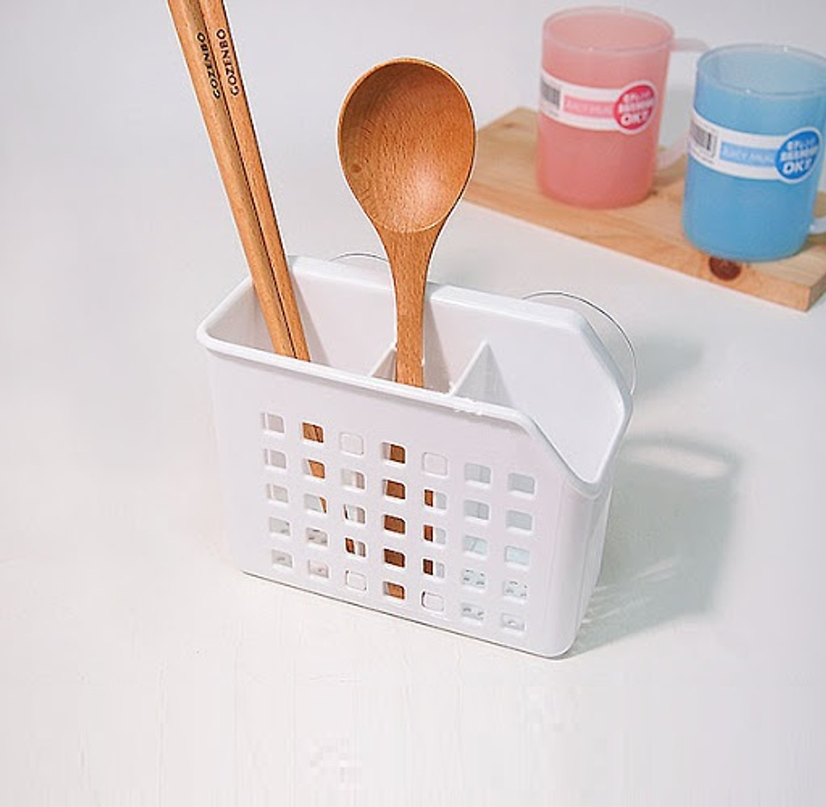 Giỏ nhựa đựng đũa, thìa có núm hít chân không, đem đến sự gọn gàng và ngăn nắp cho không gian nhà bếp - nội địa Nhật Bản 