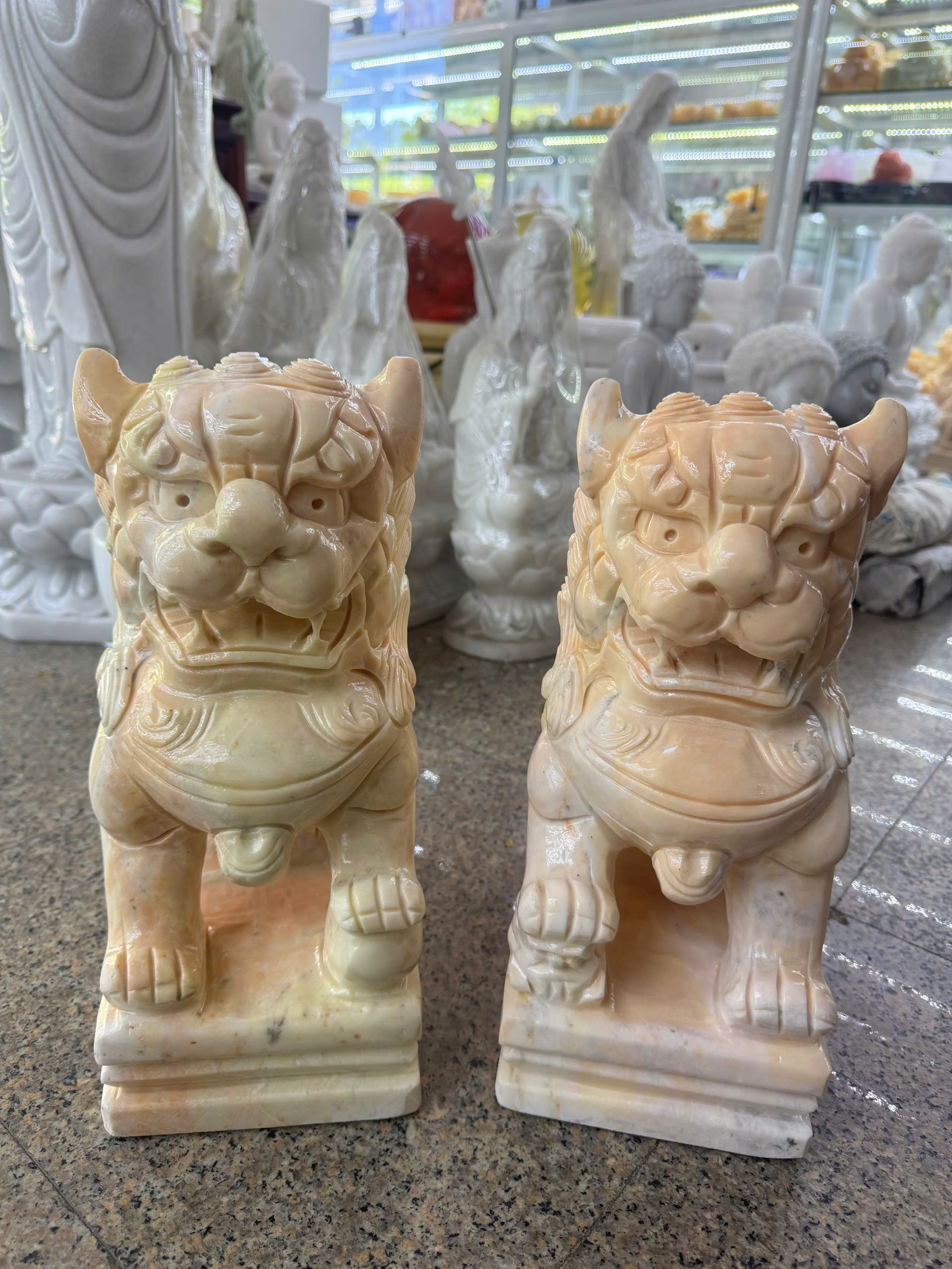 Cặp tượng Kỳ Lân phong thủy đá vàng cà rốt gác cổng, để mộ, trang trí bàn thờ thần tài - Cao 30 cm