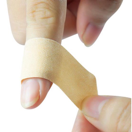 Hộp 100 băng cá nhân. Với nhiều kích thước khác nhau. Băng cá nhân thông thoáng, độ dính cao, độ co giãn tốt, bảo vệ các vết thương hở