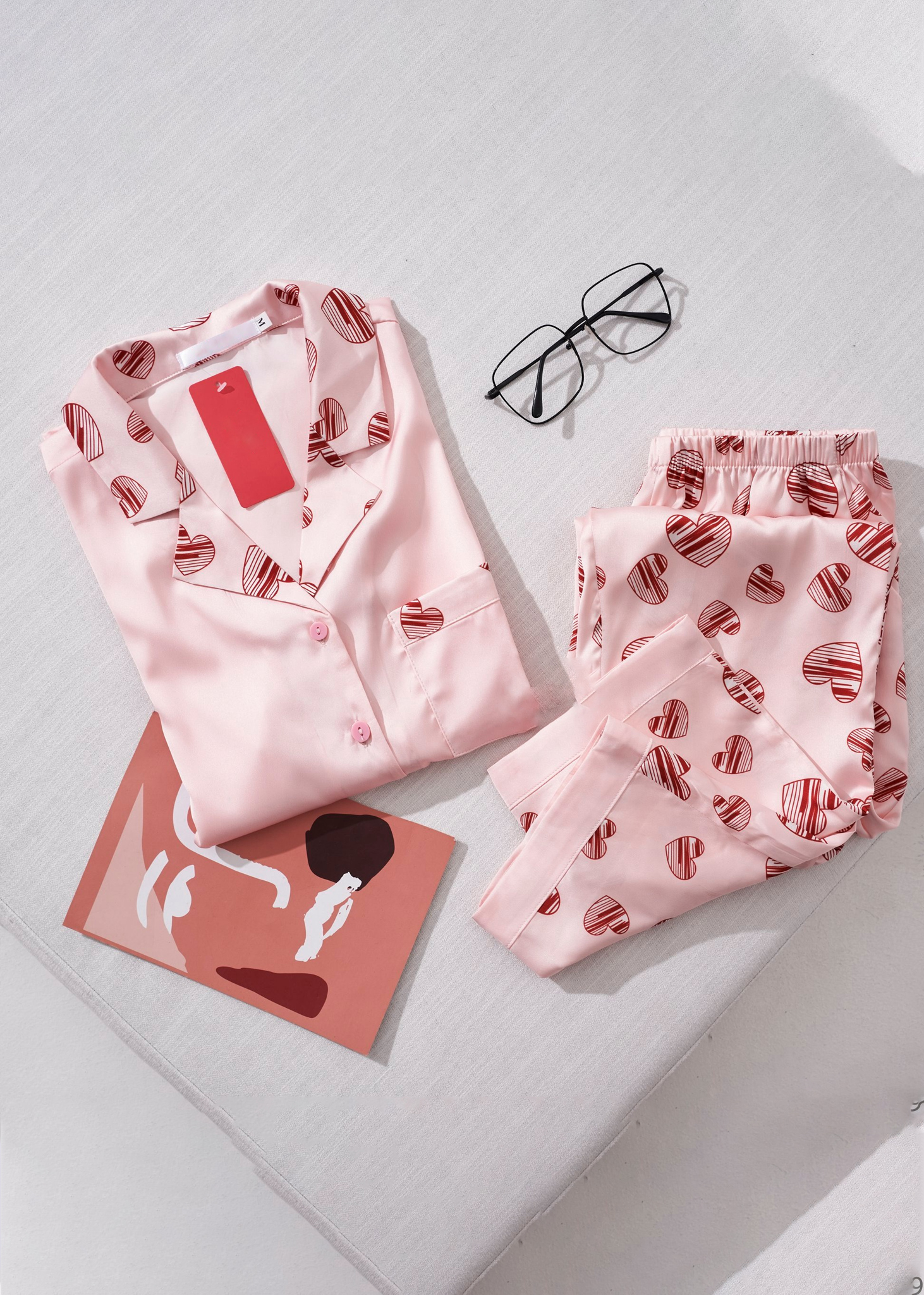 Bộ đồ mặc nhà mặc ngủ kiểu dáng Pijama tay cộc quần dài có túi 2 bên và trước ngực họa tiết trái tim đỏ nền hồng phấn trẻ trung hàng thiết kế H209