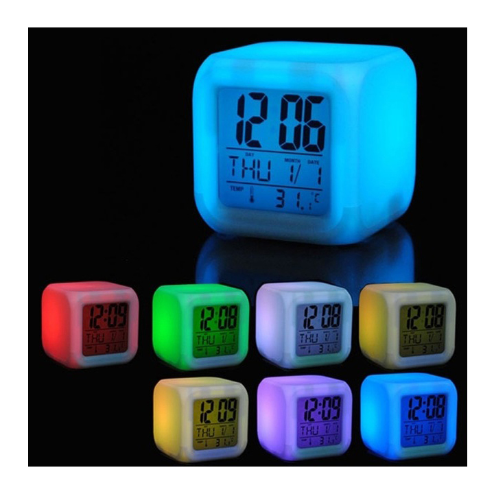 Đồng hồ báo thức có đèn LED đổi màu