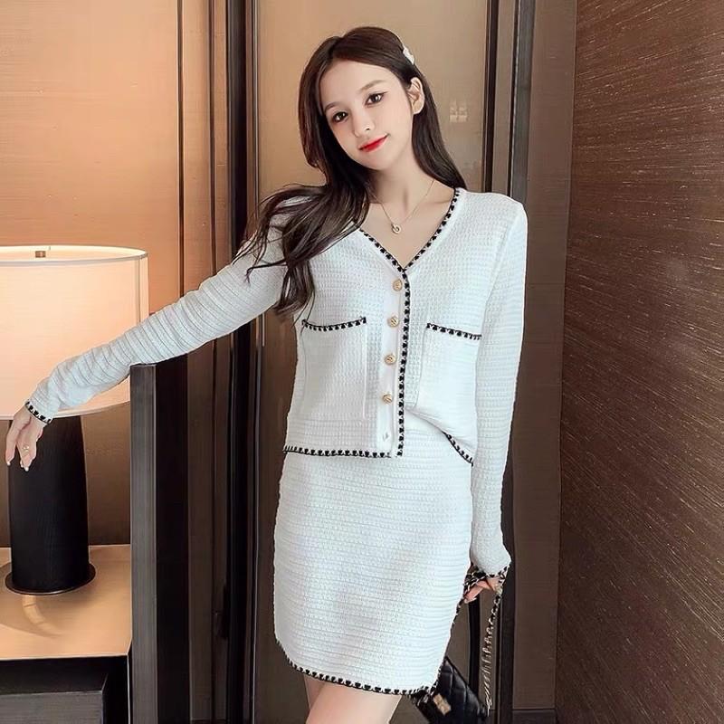 Set áo mix chân váy len viền cúc thanh lịch