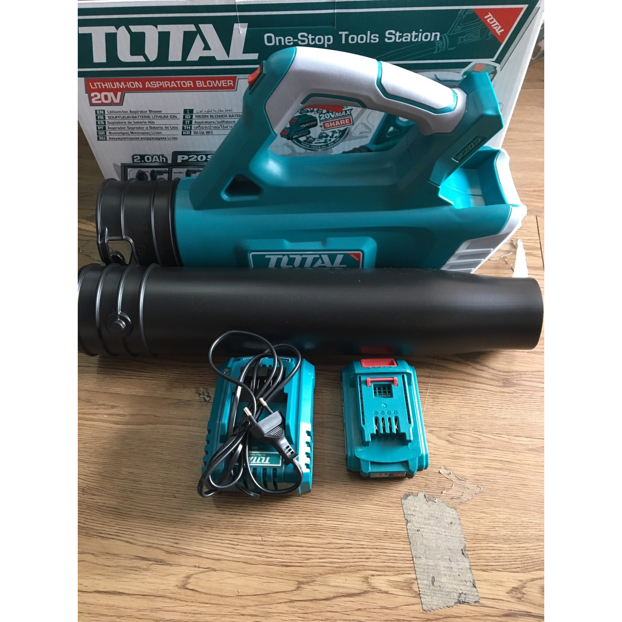 Máy thổi bụi dùng pin Lithium 20V total TABLI2002