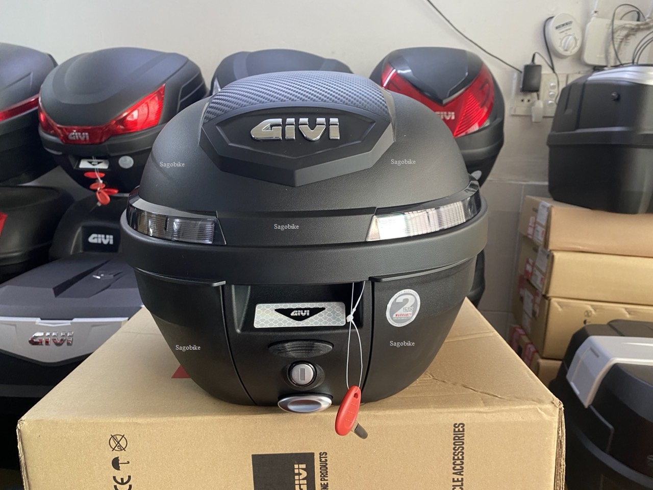 Thùng givi B270N2 dung tích 27 lit, kèm đế và ốc gắn.