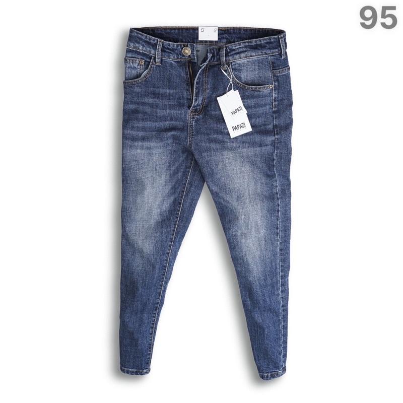 quần jean dài, chất co giãn dễ mặc này còn sở hữu màu xanh, mang hơi hướng của những thiết kế quần bò