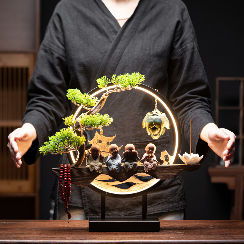 Thác Khói Trầm Hương Tứ Không – Bộ Tượng Bốn Chú Tiểu Phong Thủy Có Đèn LED & Cây Xanh Tài Lộc, Trang Trí Bàn Làm Việc (Tặng kèm chuỗi hạt 6 ly)