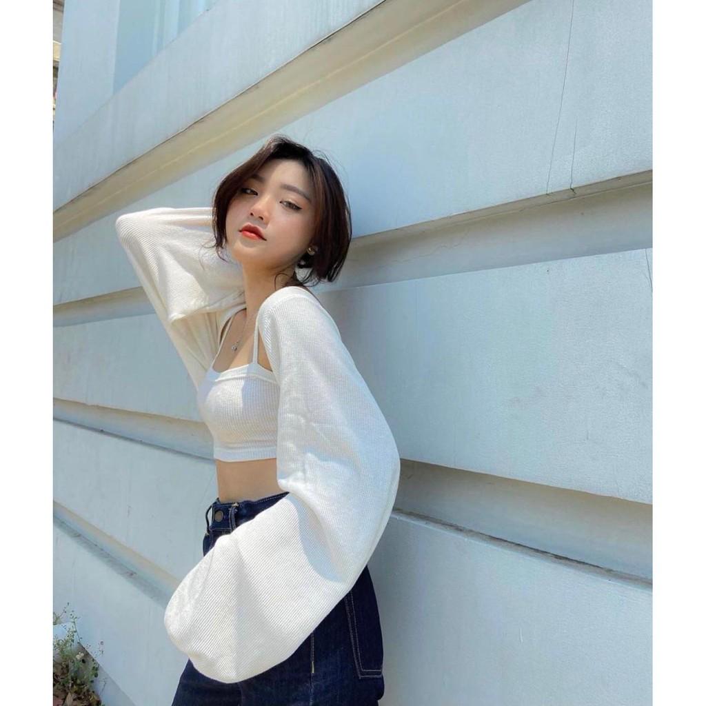Set khoác trắng và áo croptop 2 dây