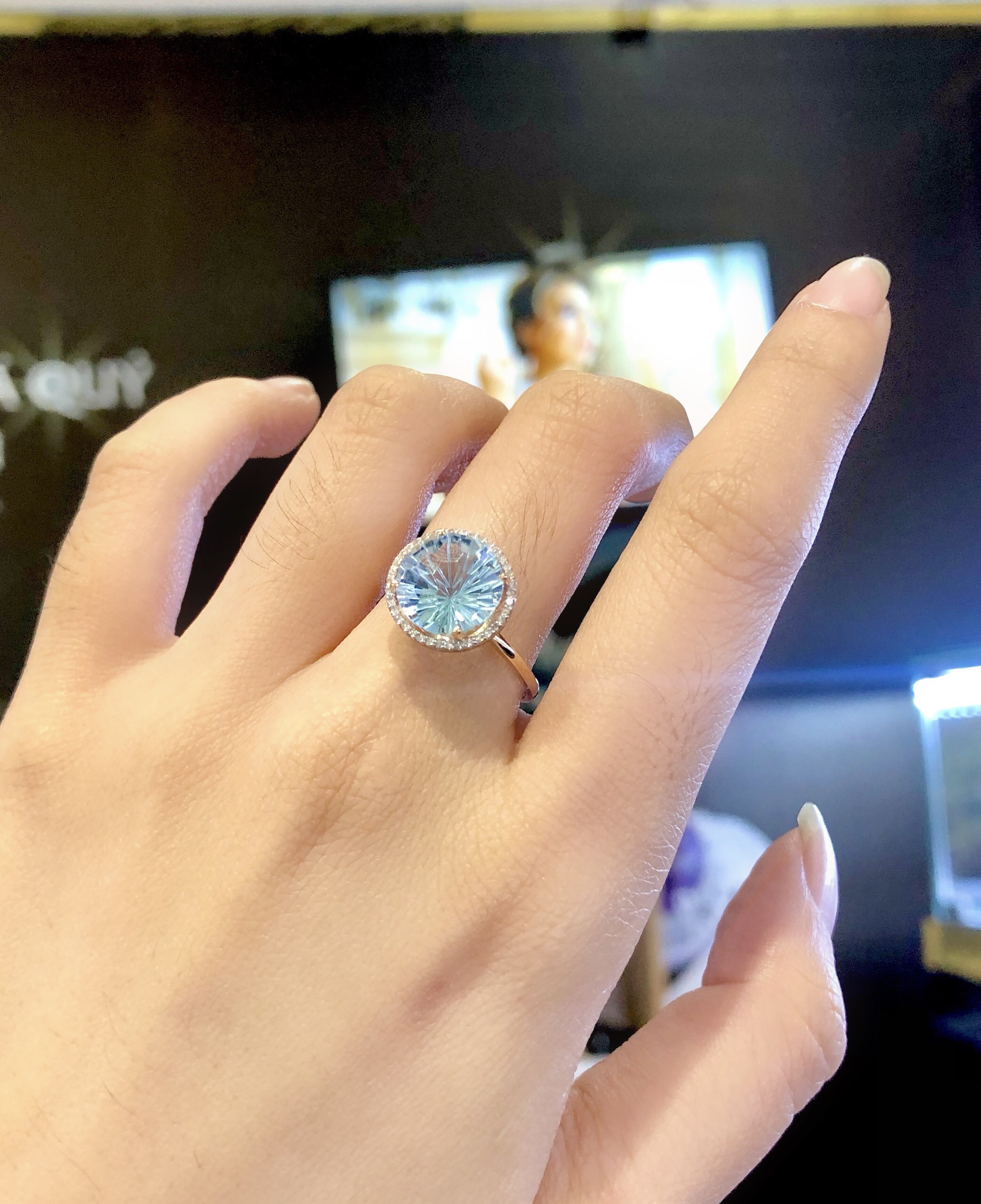 Nhẫn Vàng 14K Đính Topaz và 38 Viên Kim Cương Tấm