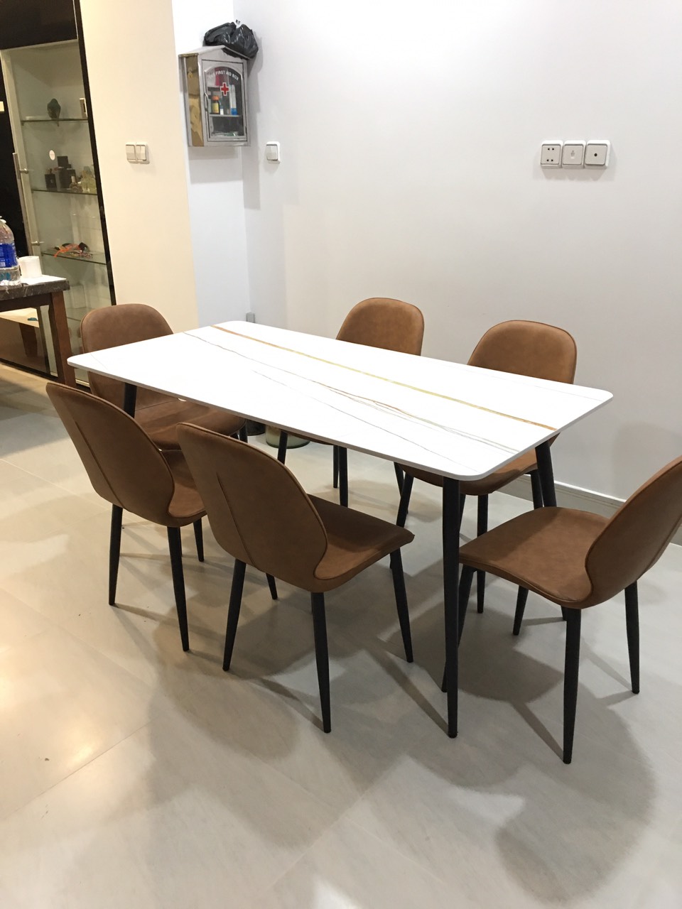 Bộ bàn mặt đá cao cấp Juno sofa 1m6 x 80 cm và 6 ghế da