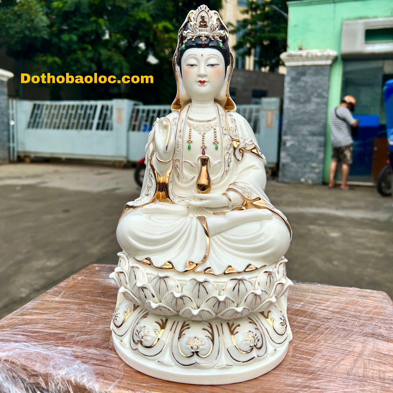 Tượng Quan Âm gốm sứ cao cấp ngồi trên đài sen cao 31cm