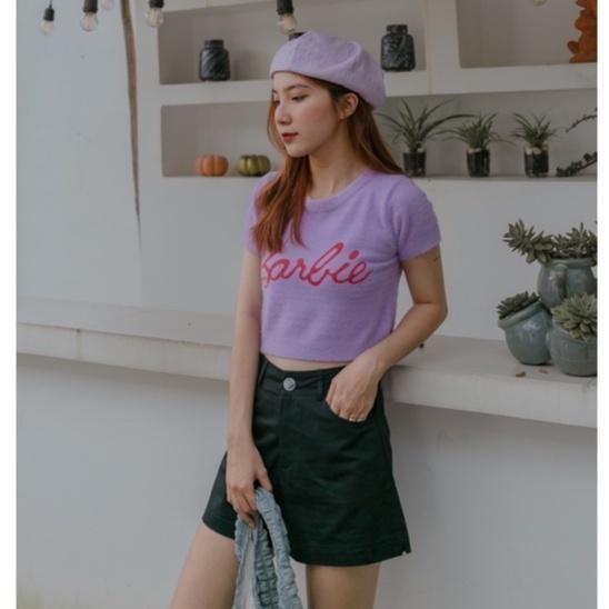 Áo LEN BÔNG Montoghi dệt kim cổ tròn cộc tay in chữ Barbie màu sắc tươi tắn dễ thương