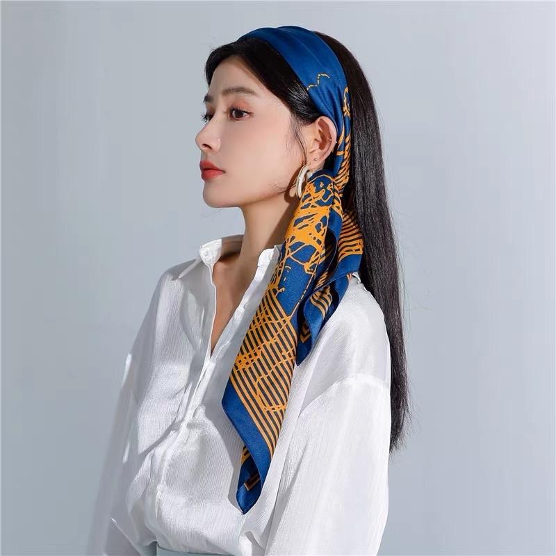 Khăn bandana vải lụa bóng size 90x90cm đa năng in hình chữ D