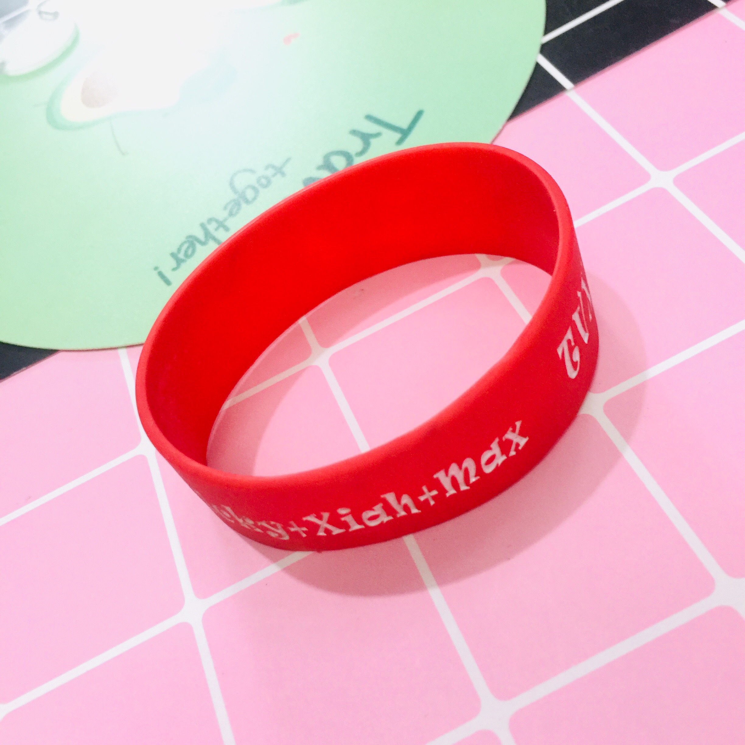 VÒNG TAY. LẮC TAY CAO SU BẢN TO CÁ TÍNH KPOP COMBO 2 VÒNG MÀU KHÁC NHAU