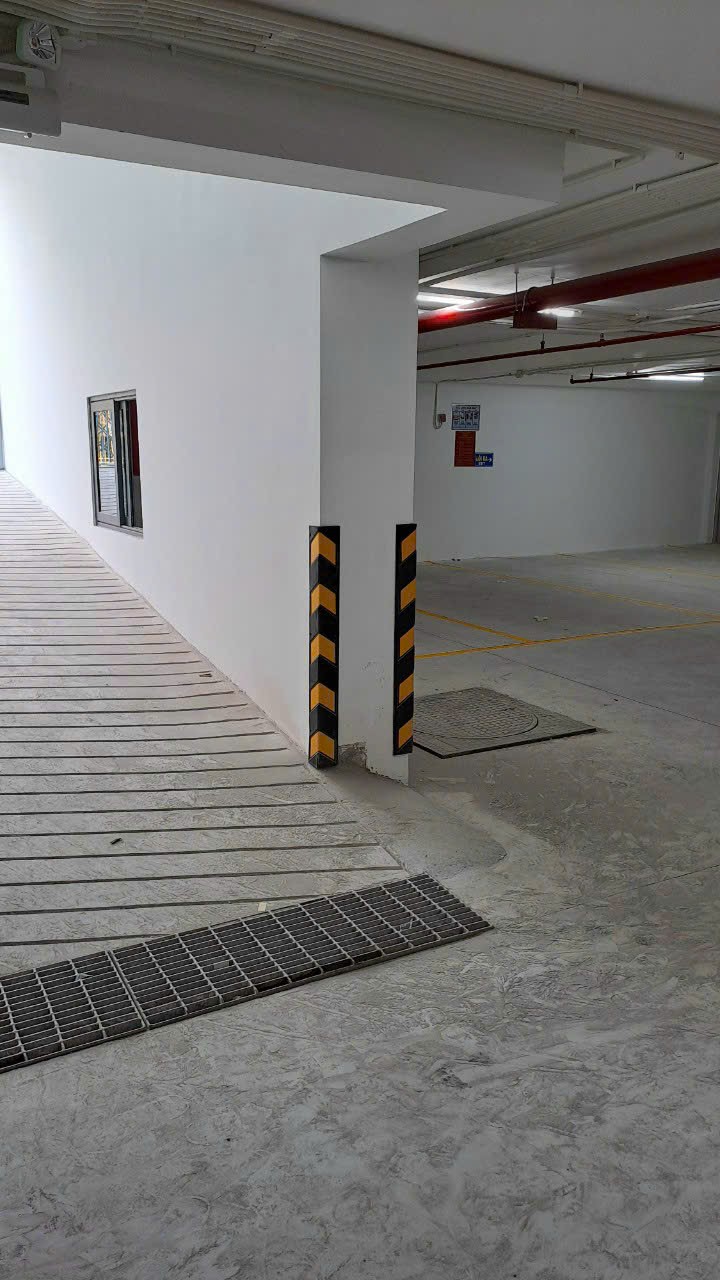 Thanh ốp cột cao su V chống va đập dài 1m phản quang