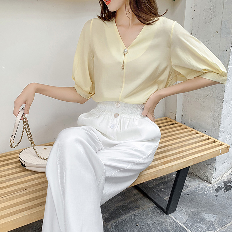 Áo kiểu nữ công sở Louro L228, mẫu áo sơ mi cổ chữ V chất liệu mềm mại, không nhăn thoáng mát thích hợp thời tiết nắng nóng