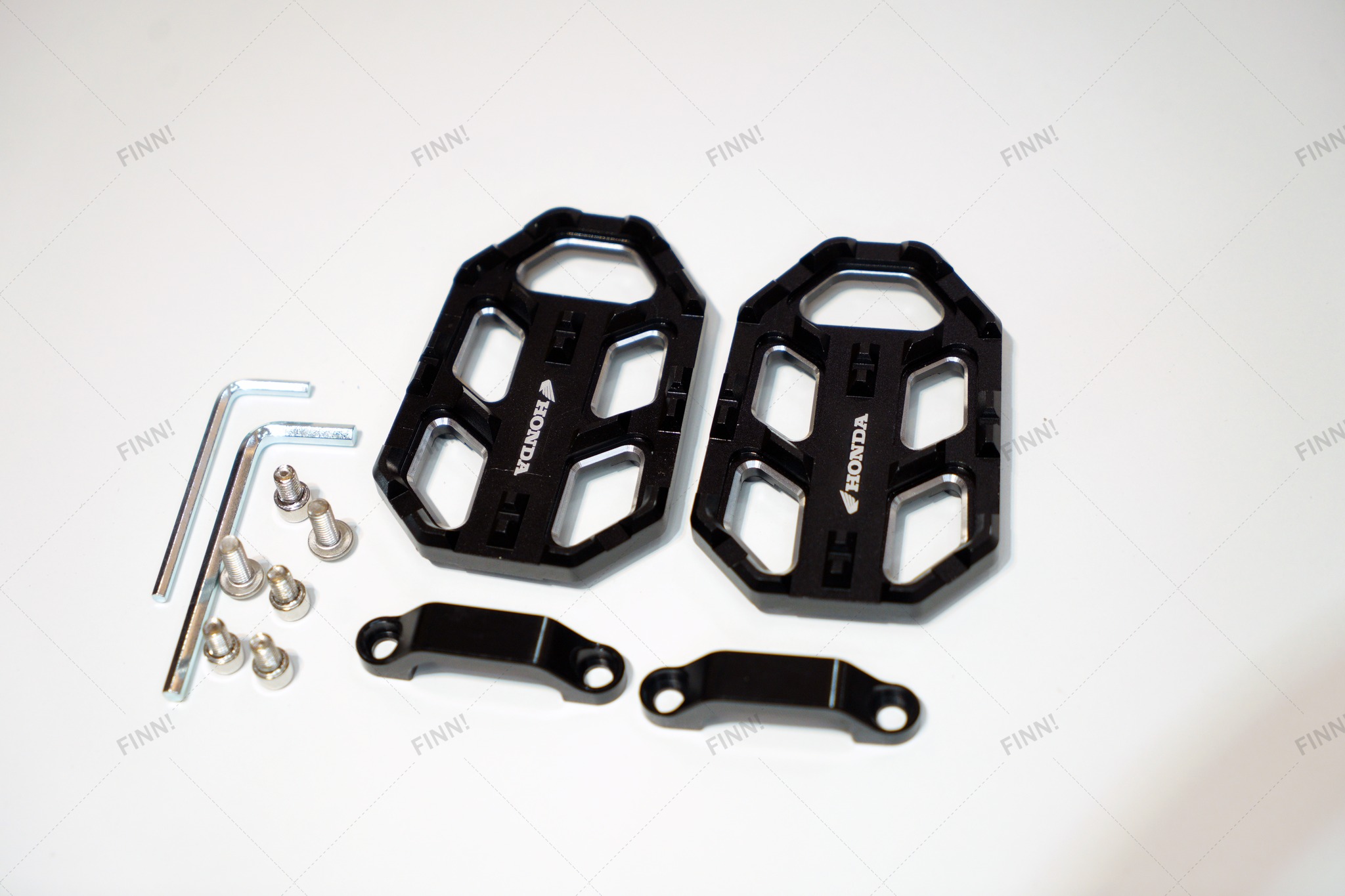 Để chân mở rộng CB500X