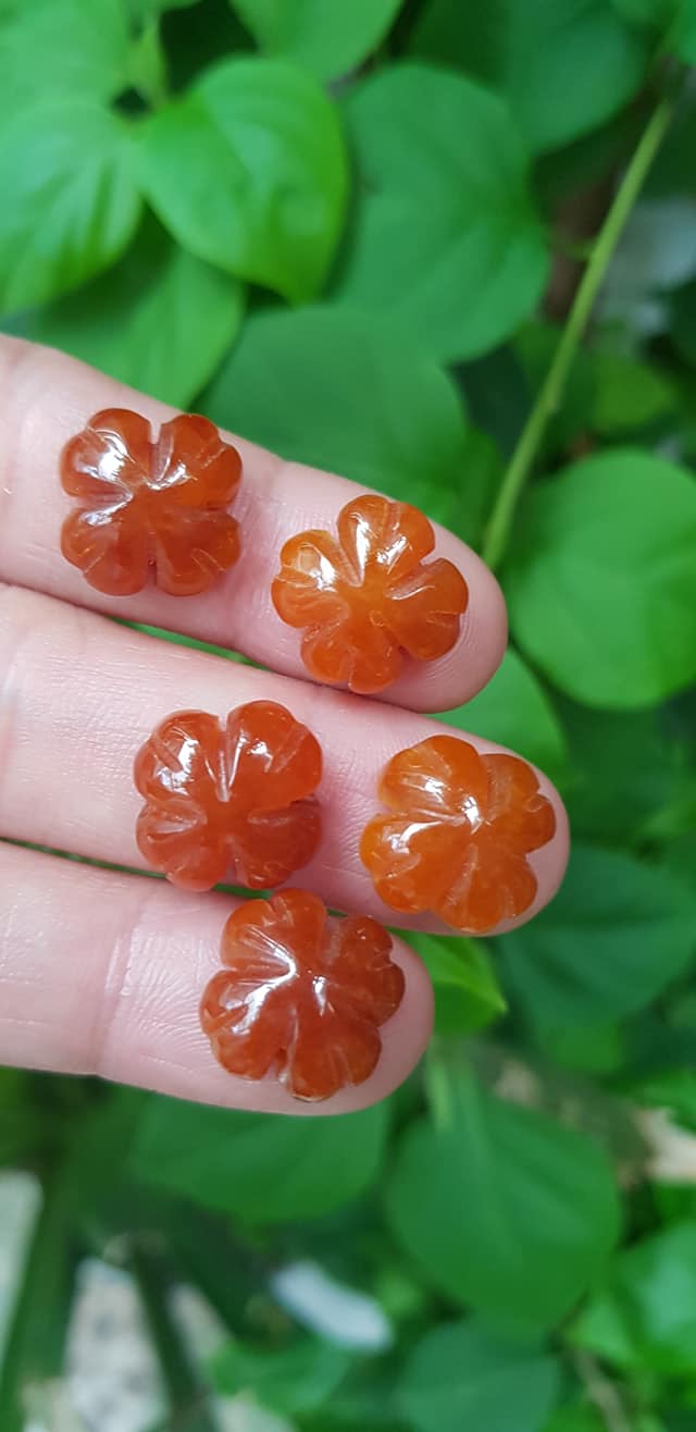 Mặt Bông Hoa cỏ 4 lá màu cam đậm nữ phối vòng tay,làm mặt nhẫn Chất liệu đá cẩm thạch size hạt 15mm x dầy 6mm Nữ về phối với vòng tay của mình đeo hay làm mặt nhẫn mặt dây chuyền đeo xinh ạ