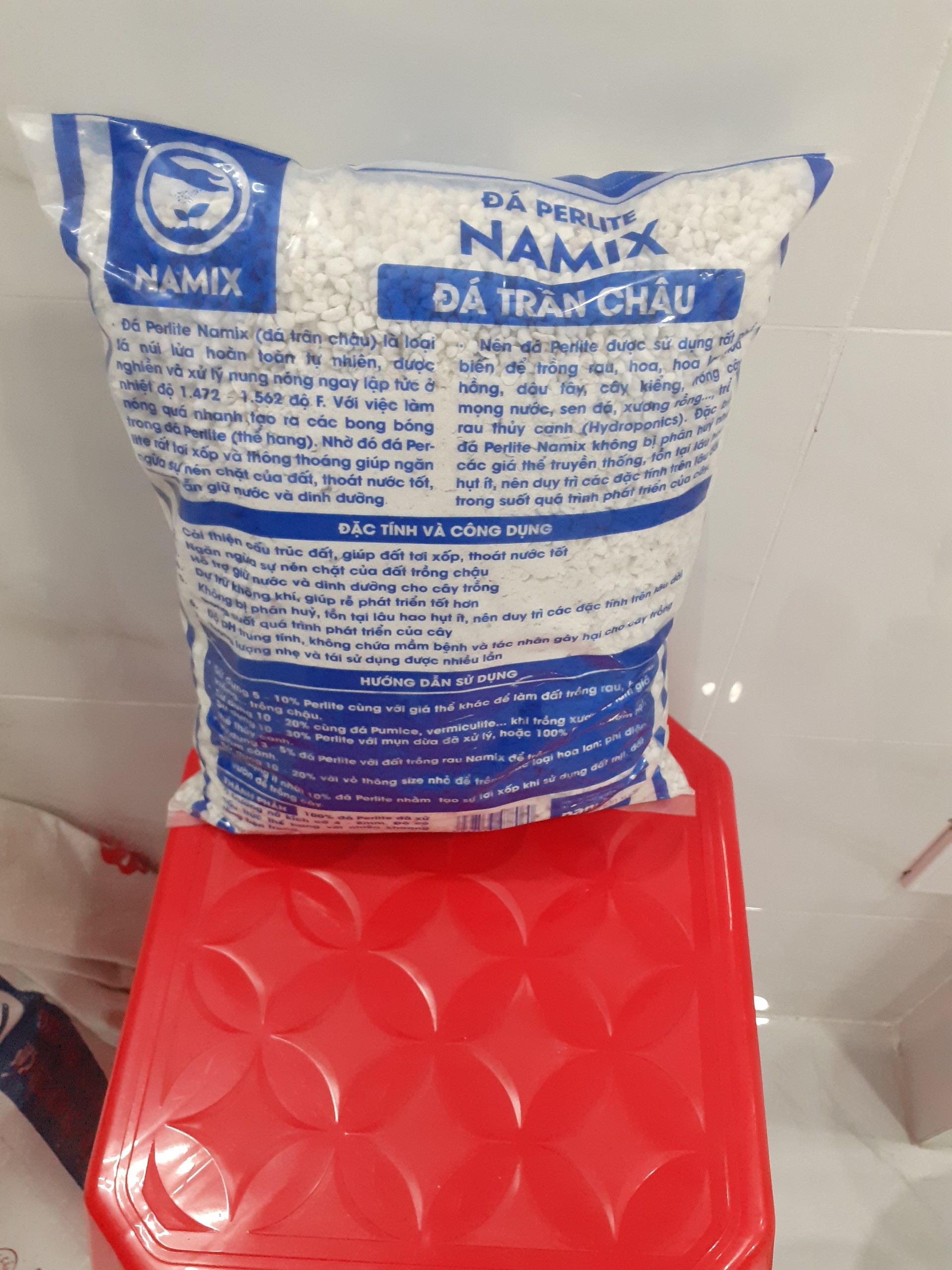 Giá thể tơi xốp đất – đá perlite – đá trân châu.
