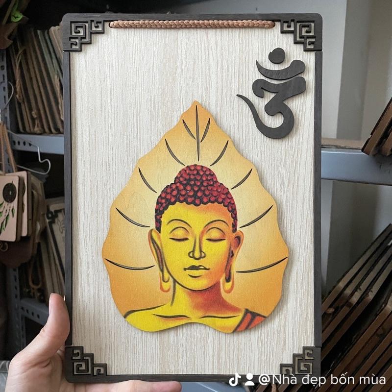 Tranh gỗ hình phật chữ Phật viết bằng tiếng Phạn có dây treo tặng đinh 3 chân đóng tường